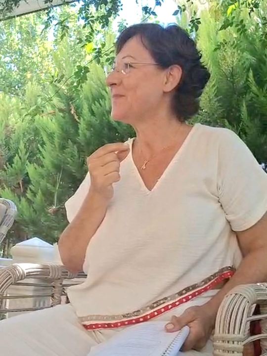 Bahçede sohbet ederken