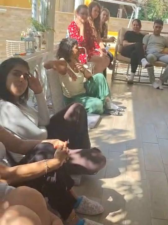 Terasta yere oturmuş grup