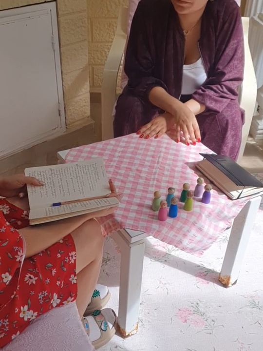 Aile dizimi figürleriyle masa başında çalışma
