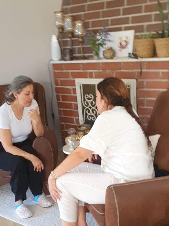 Şömine önünde karşılıklı sohbet