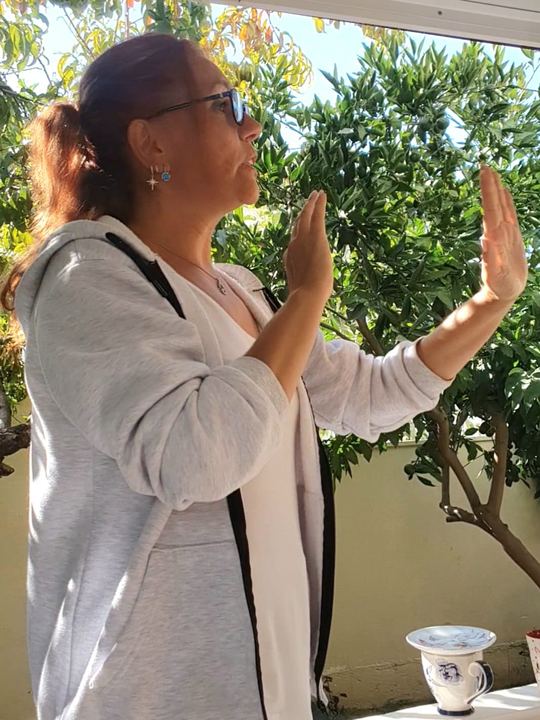 Bahçede el hareketleriyle anlatım