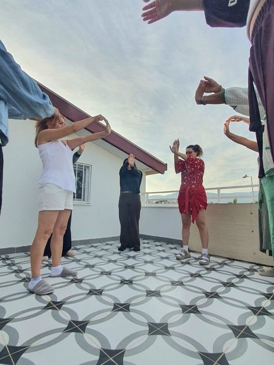 Terasta açık havada hareket