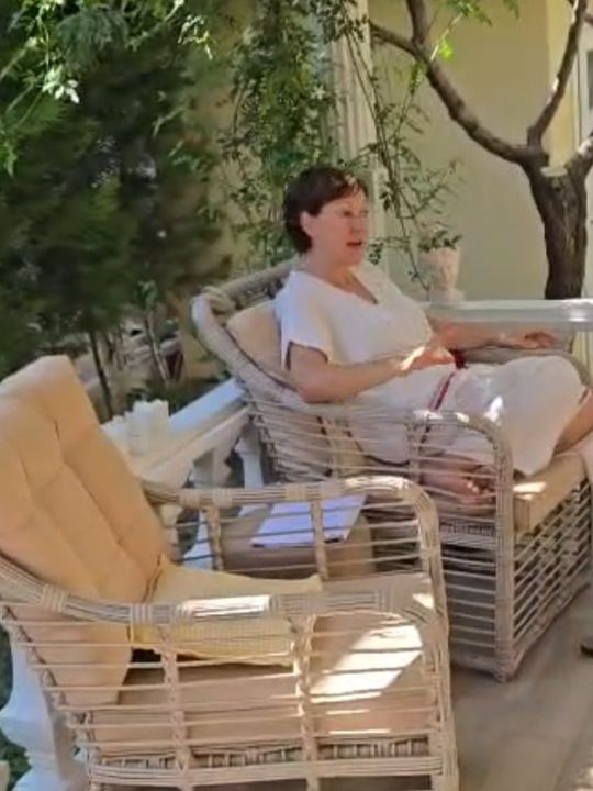 Bahçede dinlenirken