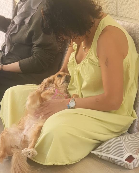 Kucağında köpekle dinlenme anı