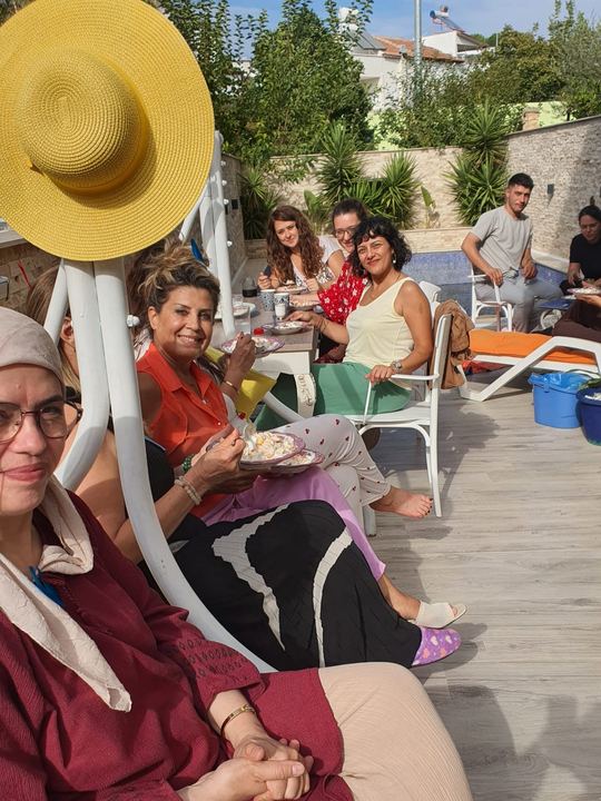 Bahçede toplanan grup