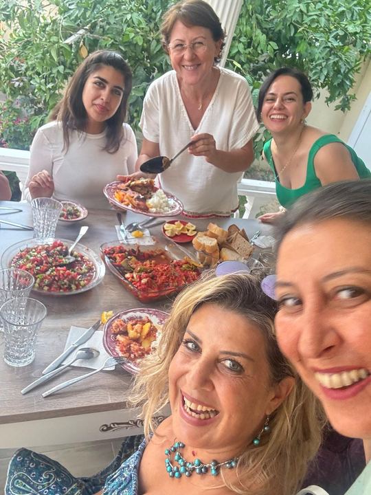 Birlikte hazırlanan sofra başında