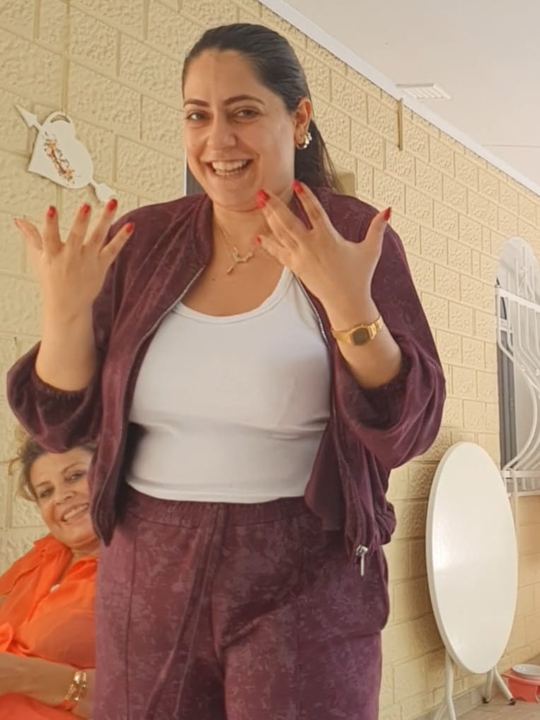 Gülümseyen bir katılımcı