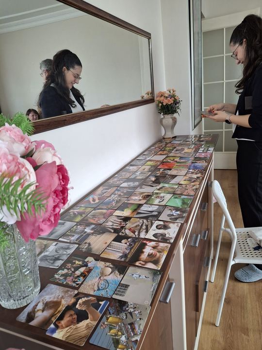 Konsolun üzerine dizilmiş fotoğraf kartları