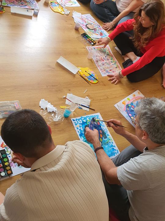 Sulu boyayla resim yapılırken