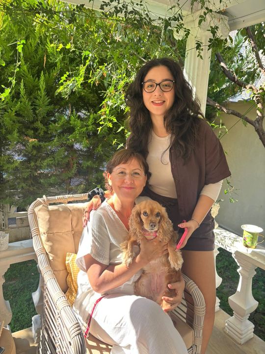 Bahçede köpekle birlikte keyifli bir an