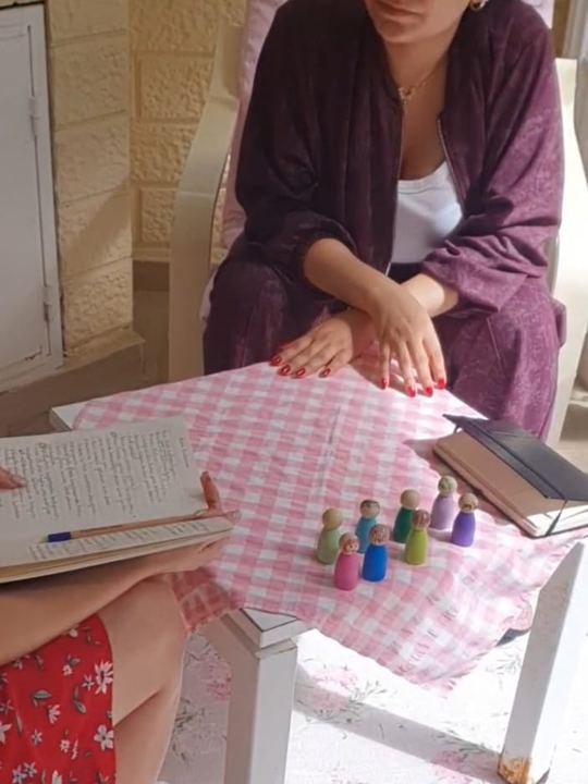 Aile dizimi figürleriyle masa başında çalışma