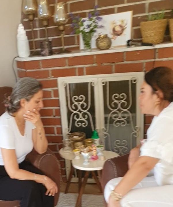Şömine önünde karşılıklı sohbet